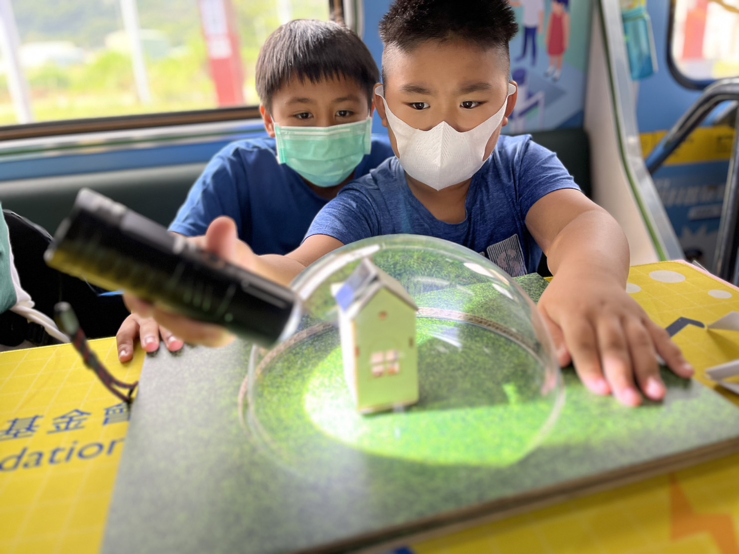 PA视讯參與基礎科學主題車廂，以STEAM教學精神，設計「逐日科學家」、「太陽能工程師」以及「淨零建築師」三大能源科普課程和實驗